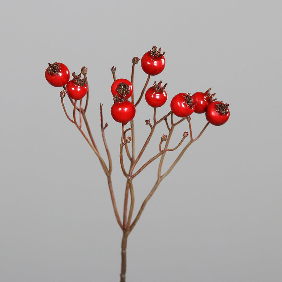 Dekorációs mű csipkebogyó ág piros bogyókkal és természetes hatású ágrendszerrel, 46 cm