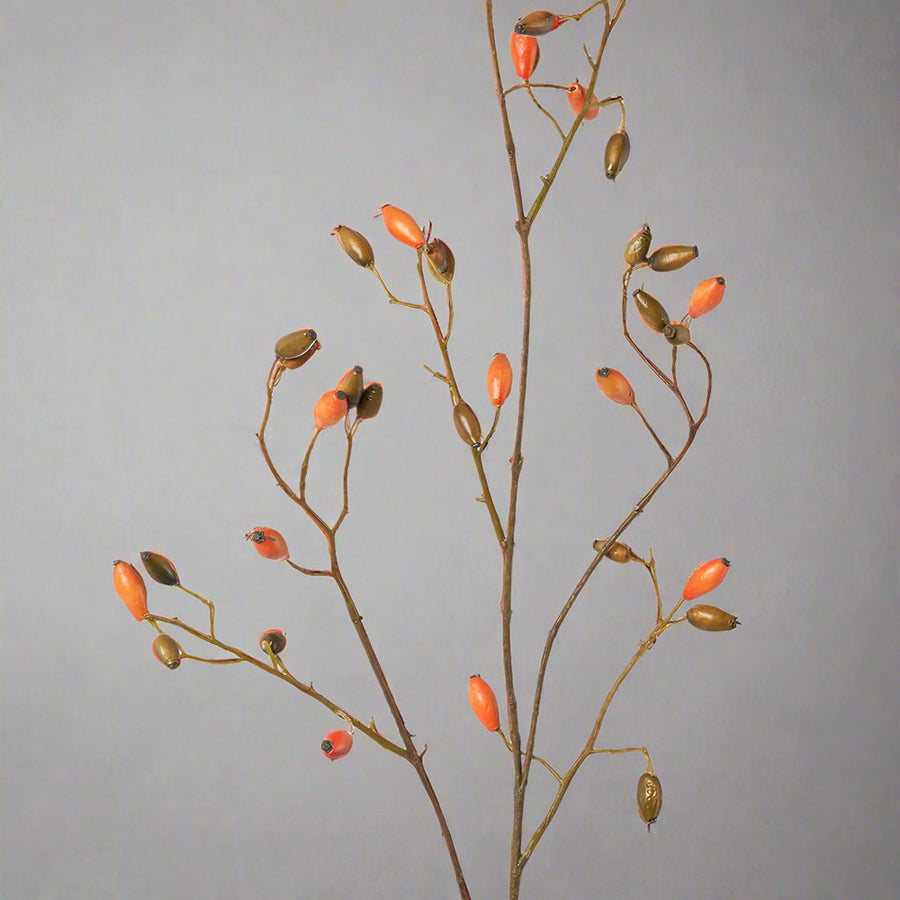 Narancssárga dekorációs mű csipkebogyó ág részletgazdag kidolgozással és hosszú, elágazó szárakkal, 92 cm