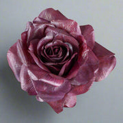 Csipeszes sötétbordó színű, rózsa művirág.