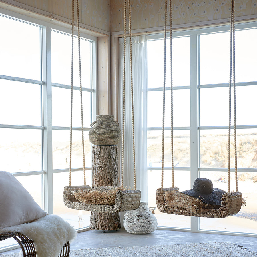 Vintage stílusú rattan hinta világos nappaliban