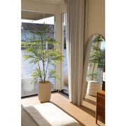 Tükrös enteriőr: Padlóig érő tükör mellett elhelyezett, élethű ruszkusz mű cserje, amely tágasabb hatást kölcsönöz a térnek.