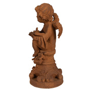 Rozsdabarna színű, antikolt felületű angyal figura.