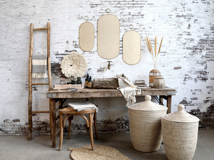 Összecsukható lábbal kialakított, kézműves konzolasztal.