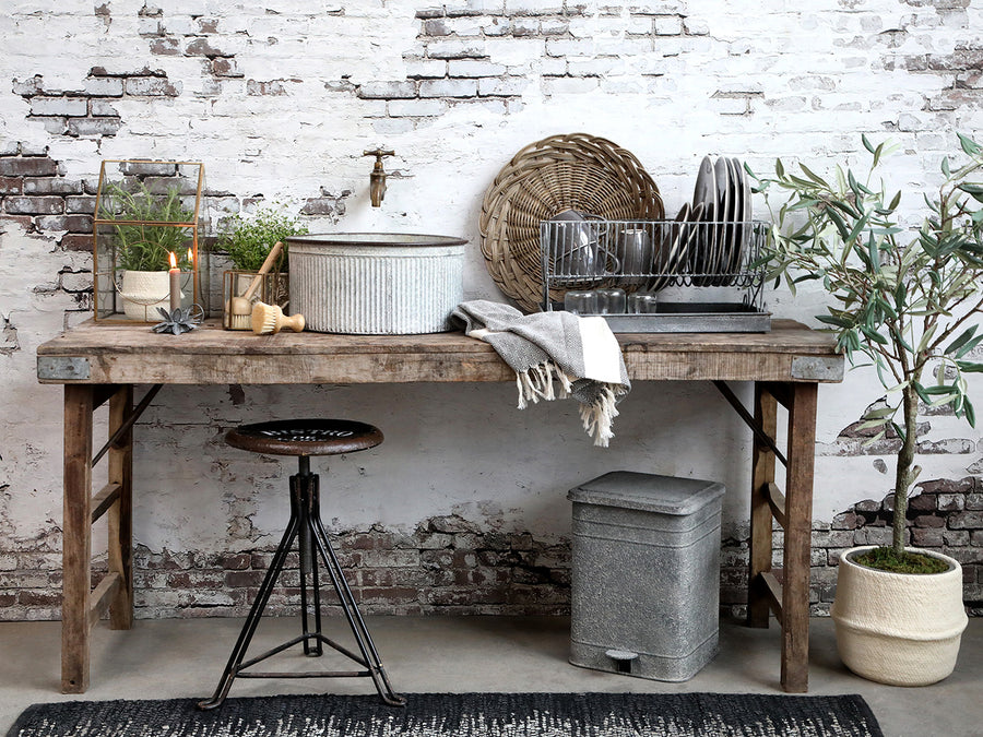 Összecsukható lábbal kialakított, kézműves konzolasztal.