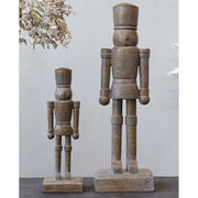 Natúr színű, fa hatású karácsonyi diótörő figura.