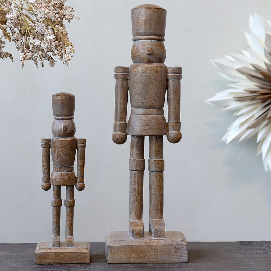 Natúr színű, fa hatású karácsonyi diótörő figura.