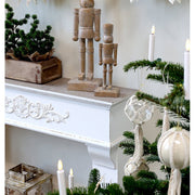 Natúr színű, fa hatású karácsonyi diótörő figura.