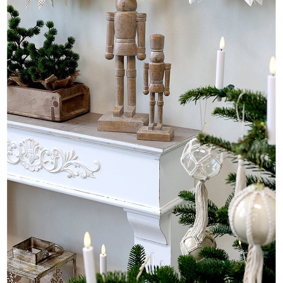 Natúr színű, fa hatású karácsonyi diótörő figura.