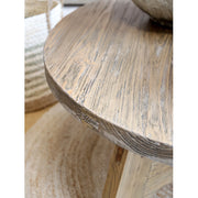 Újrahasznosított régi fából készült, kézműves dohányzóasztal.