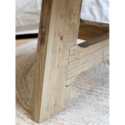 Újrahasznosított régi fából készült, kézműves dohányzóasztal.