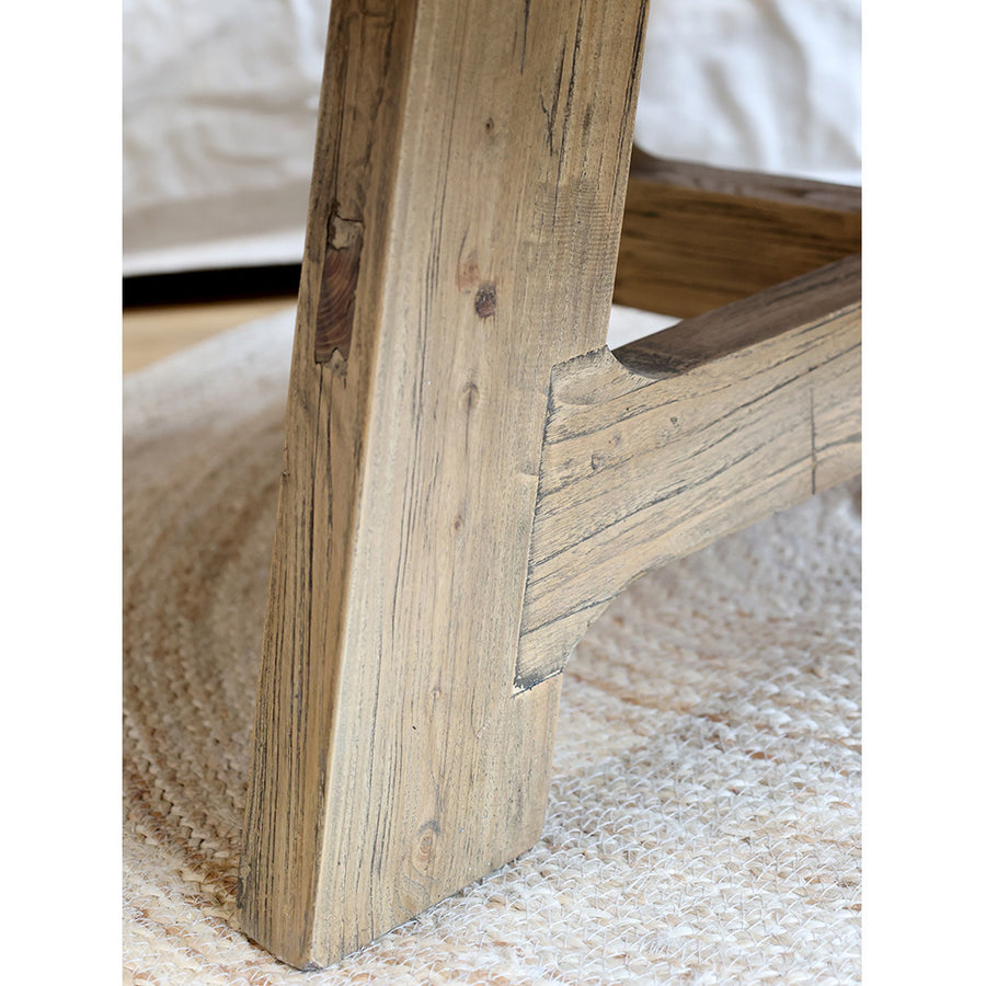 Újrahasznosított régi fából készült, kézműves dohányzóasztal.