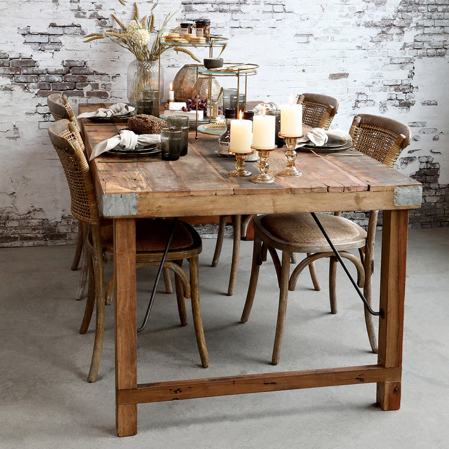 Összecsukható lábbakkal kialakított, kézműves étkezőasztal.