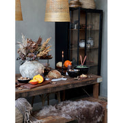 Összecsukható lábbakkal kialakított, kézműves étkezőasztal.