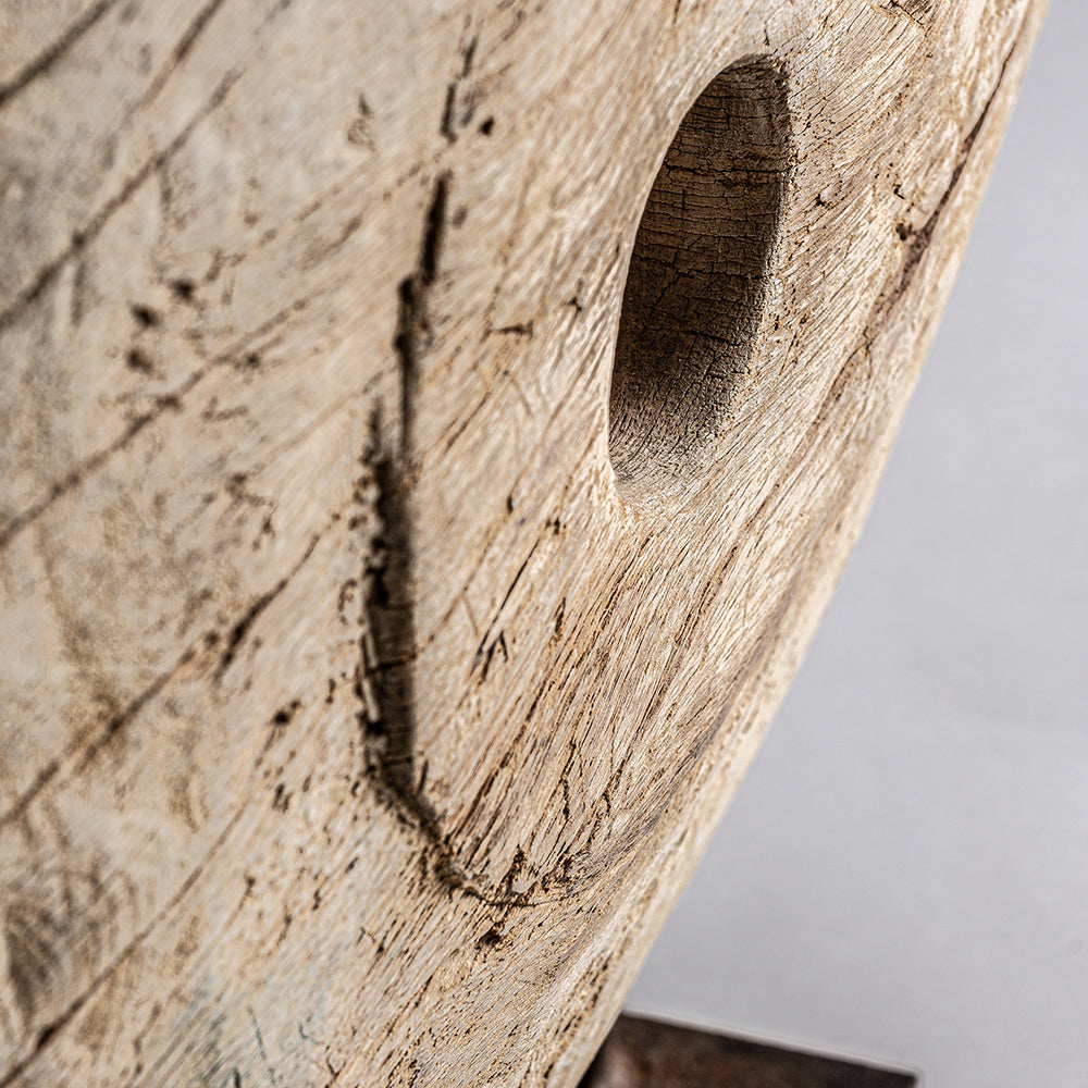 Fém talapzaton álló, újrahasznosított régi fából készült, törzsi ihletésű kézműves korong dísz.