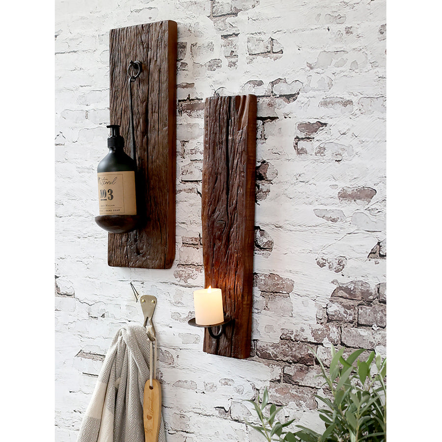 Újrahasznosított, régi fából készült, kézműves fali gyertyatartó.