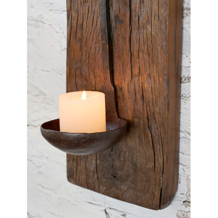 Újrahasznosított, régi fából készült, kézműves fali gyertyatartó.