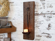 Újrahasznosított, régi fából készült, kézműves fali gyertyatartó.