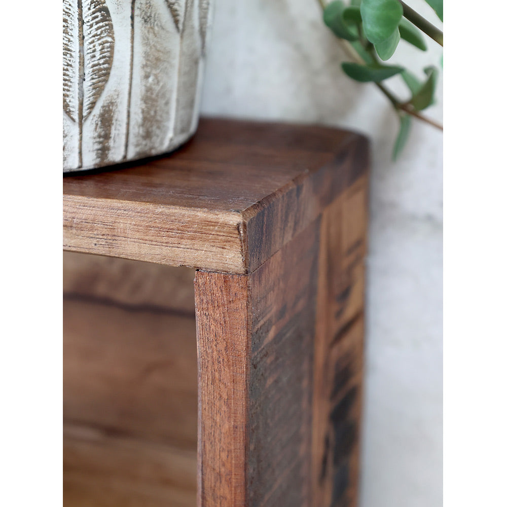 Újrahasznosított régi fából készült, kézműves szortírozó fali polc.
