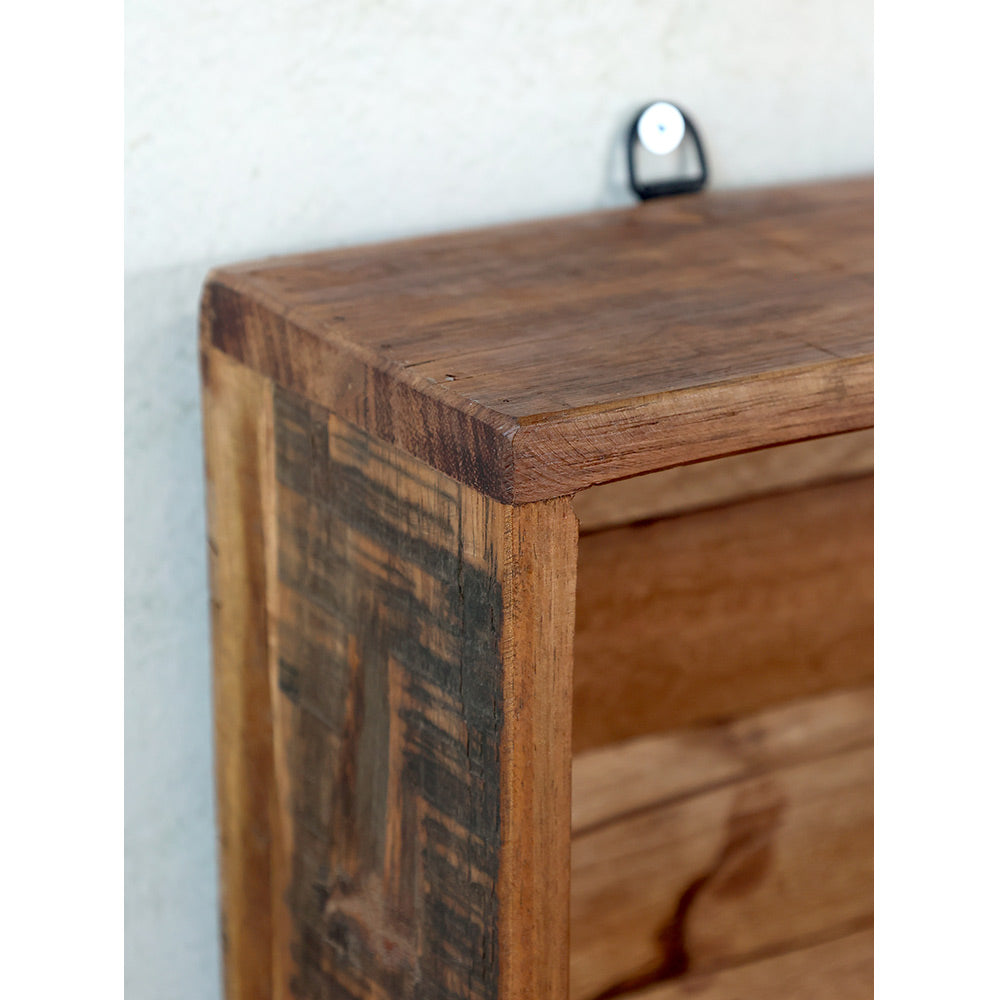 Újrahasznosított régi fából készült, kézműves szortírozó fali polc.