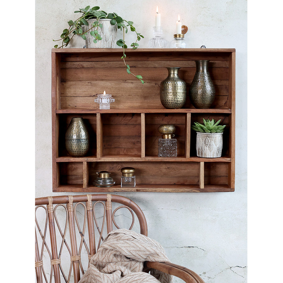 Újrahasznosított régi fából készült, kézműves szortírozó fali polc.