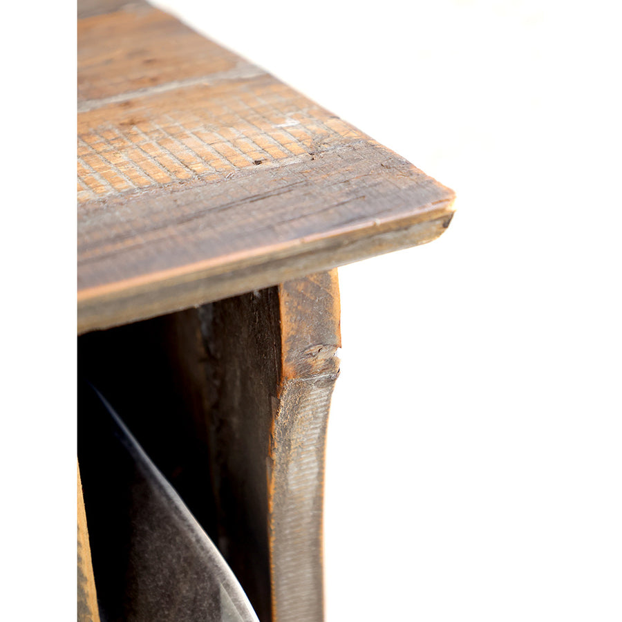 Rusztikus fa bútor sarka.