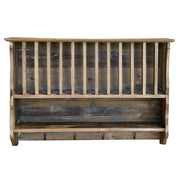 Fogasokkal felszerelt, kézműves konyhai tányértartó fali polc.