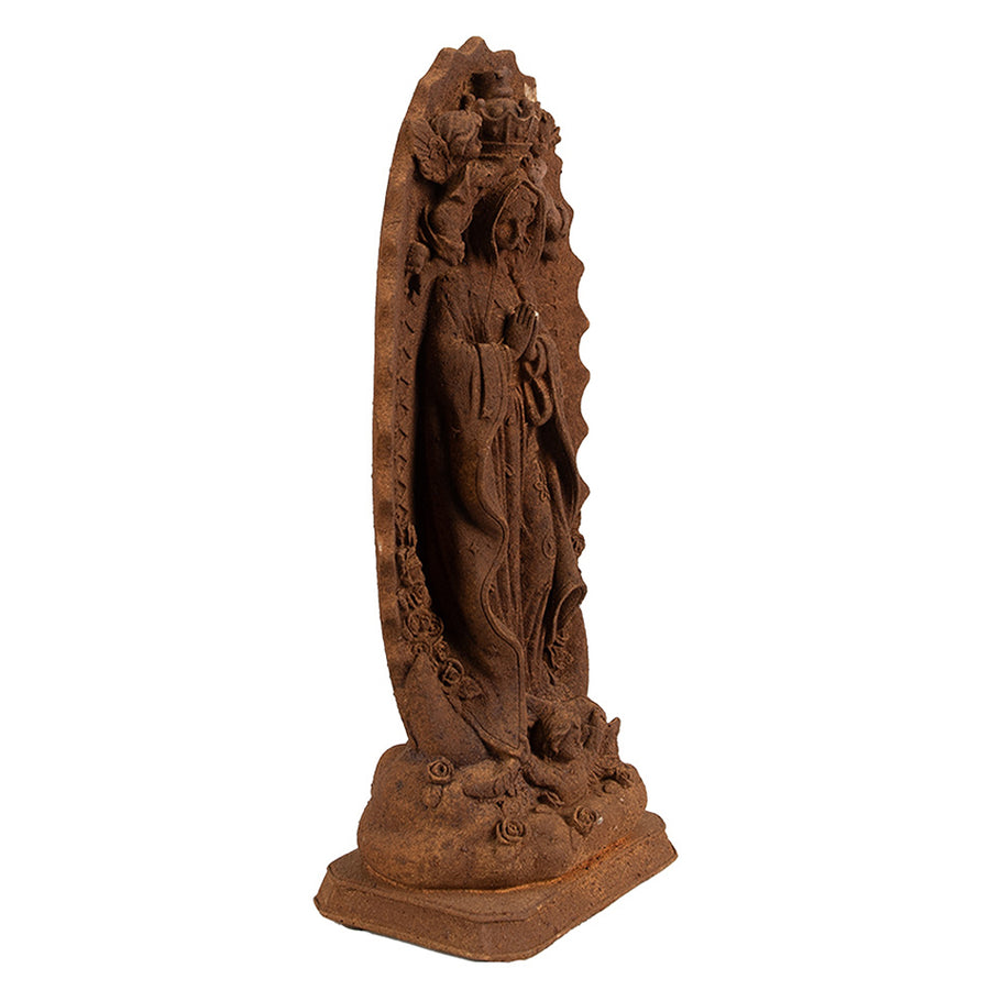 Rozsdabarna színű, antikolt felületű Madonna figura.