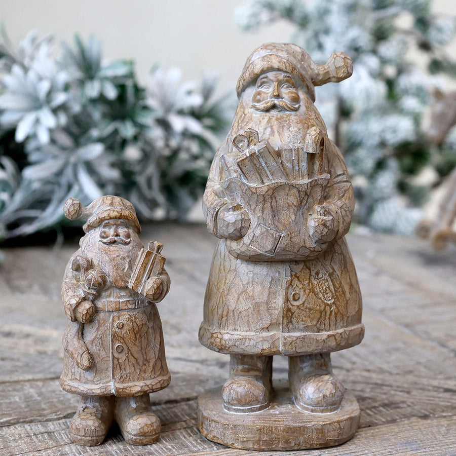 Natúr színű, fa hatású Télapó figura.