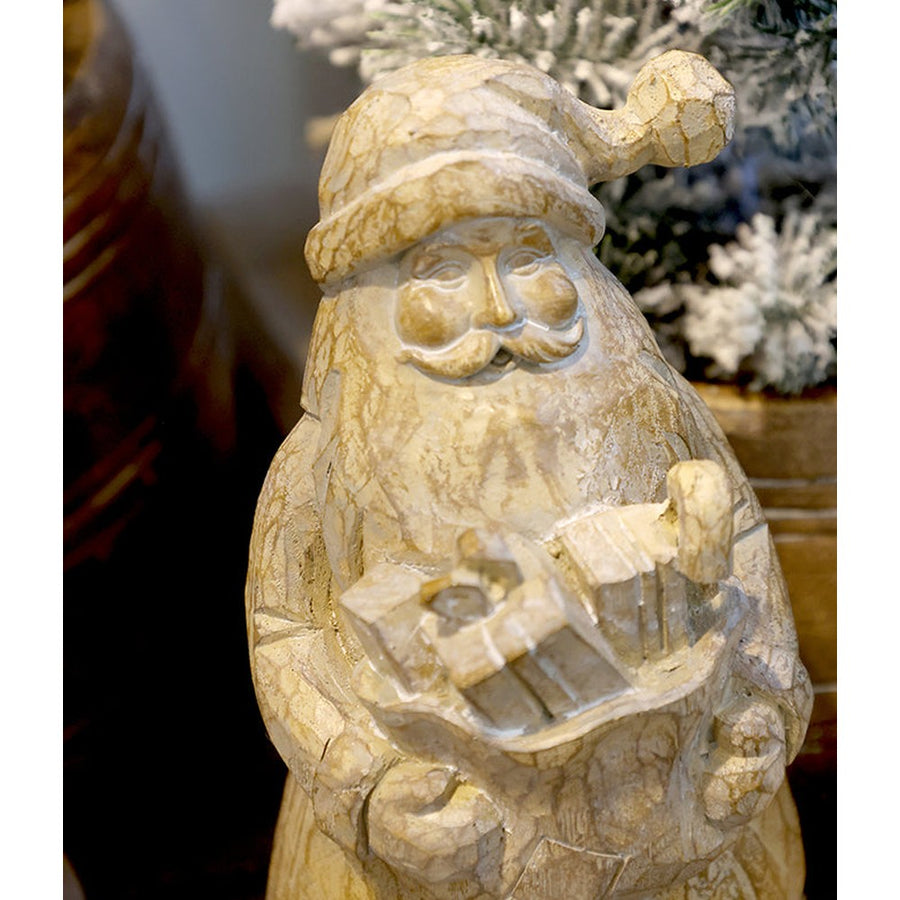 Natúr színű, fa hatású Télapó figura.