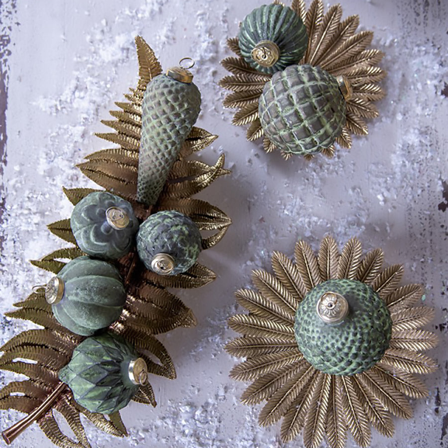 Gömb formájú, antikolt felületű, patinás zöld színű, vintage megjelenésű üveg karácsonyfadísz.