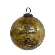 Rusztikus, antikolt kialakítású, gömb formájú, aranyszínű üveg karácsonyfadísz.