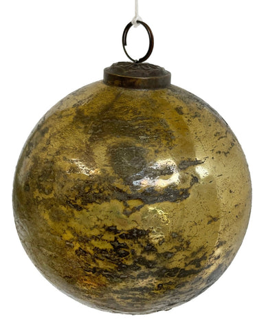 Rusztikus, antikolt kialakítású, gömb formájú, aranyszínű üveg karácsonyfadísz.