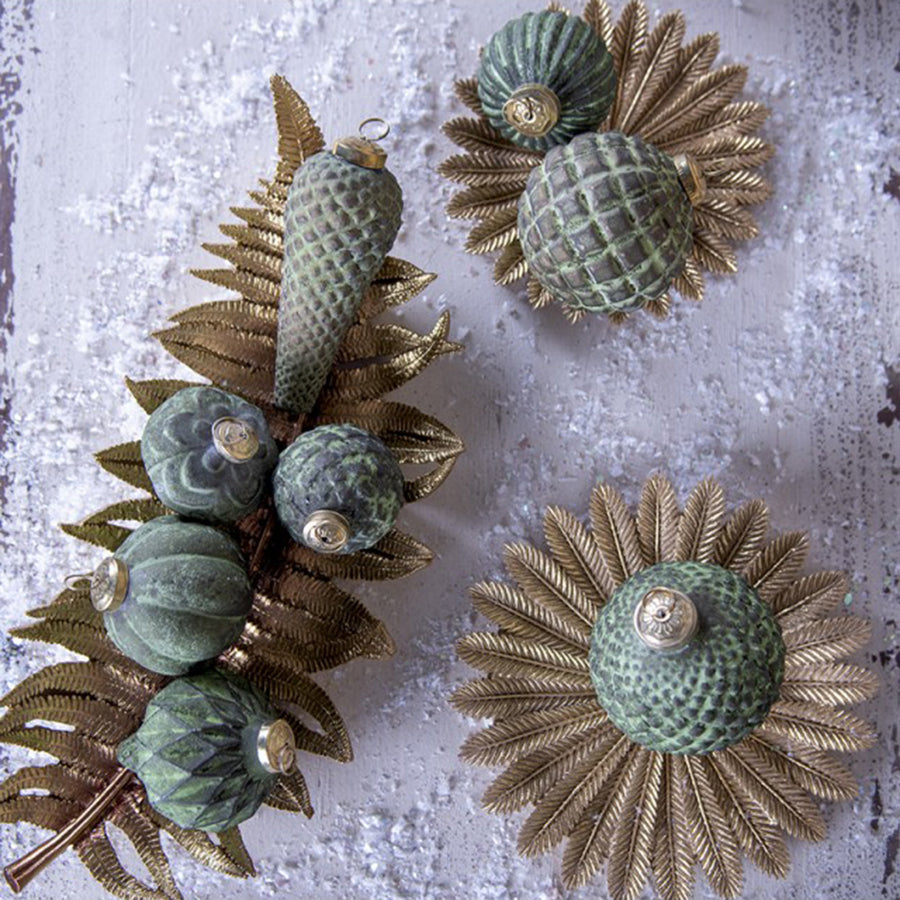 Fenyőtoboz formájú, antikolt felületű, patinás zöld színű, vintage megjelenésű üveg karácsonyfadísz.