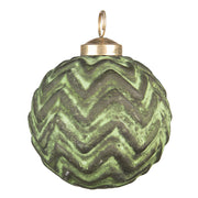 Patinás zöld színű, vintage megjelenésű üveg karácsonyfadísz.