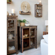 Rusztikus bútorokkal berendezett nappali.