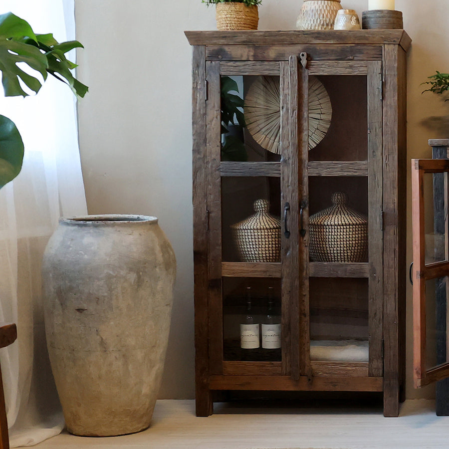 Rusztikus stílusú nappali, kanapéval és vitrinnel.