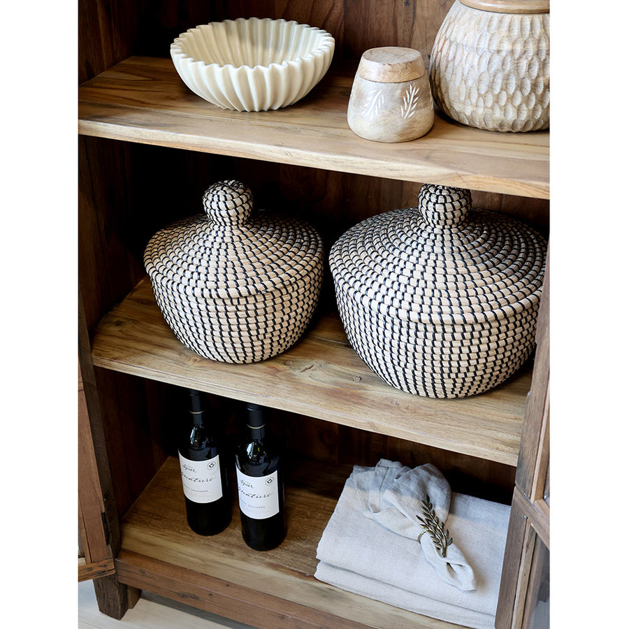 Kosarak és dísztárgyak polcon.