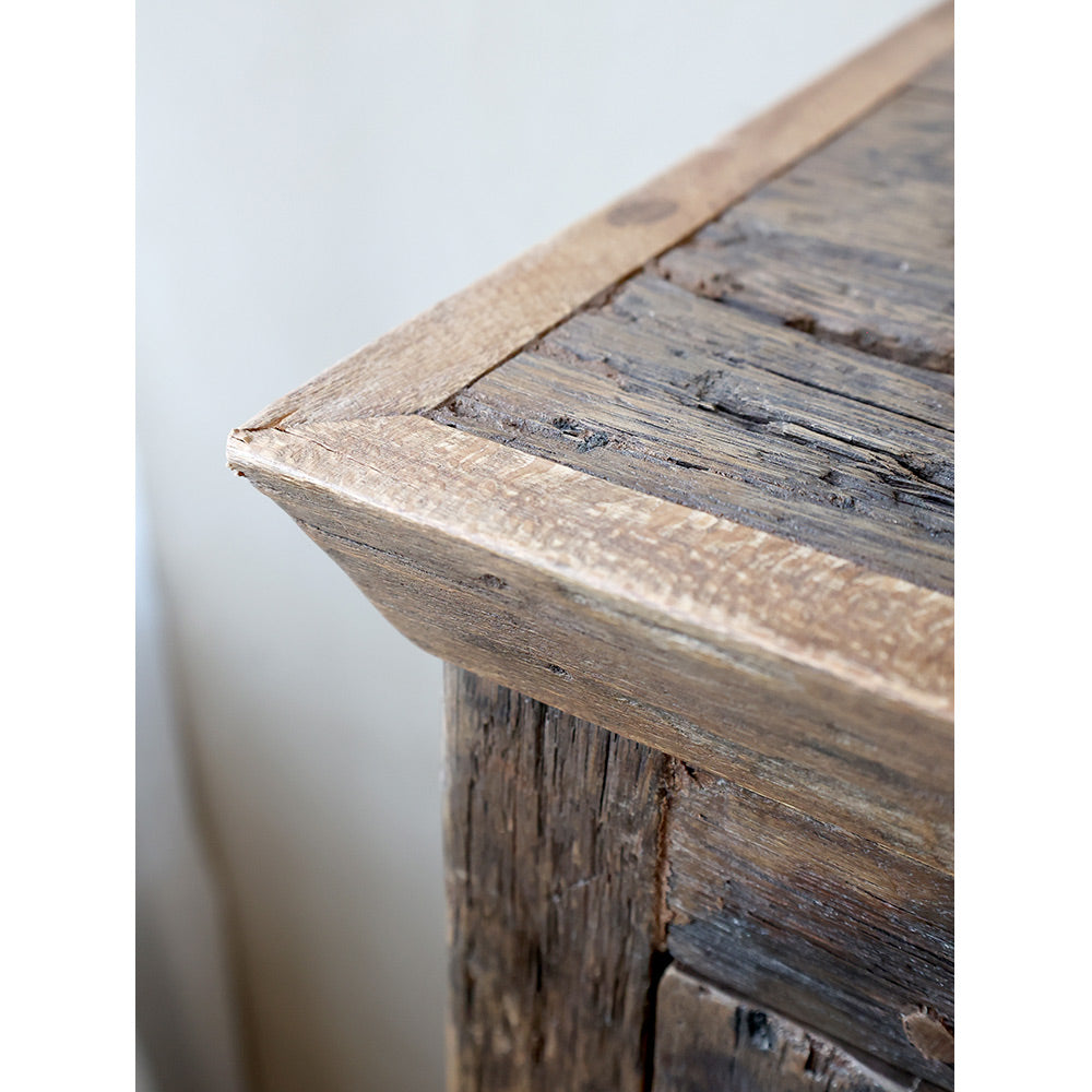 Rusztikus, patinás felületű fa  bútor.