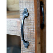 Rusztikus, patinás felületű fa bútor fém fogantyúja 