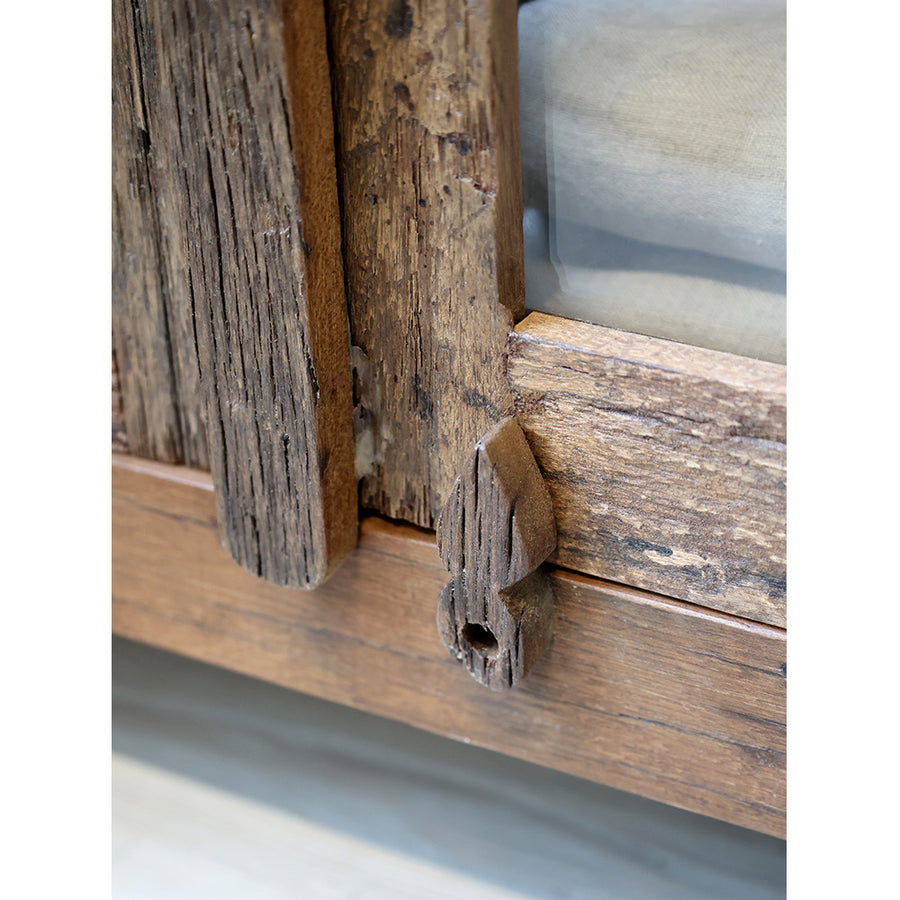 Rusztikus, patinás felületű fa bútor.