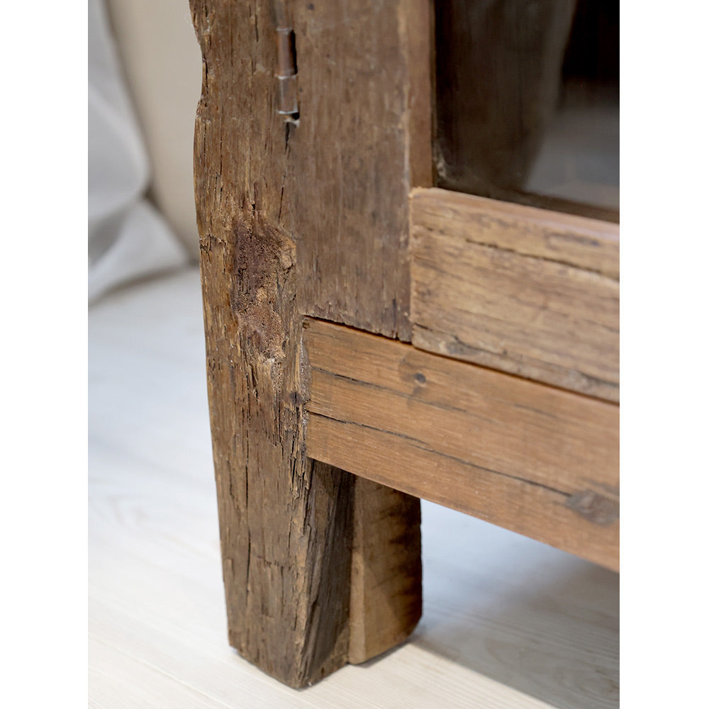 Rusztikus, patinás felületű fa bútor.