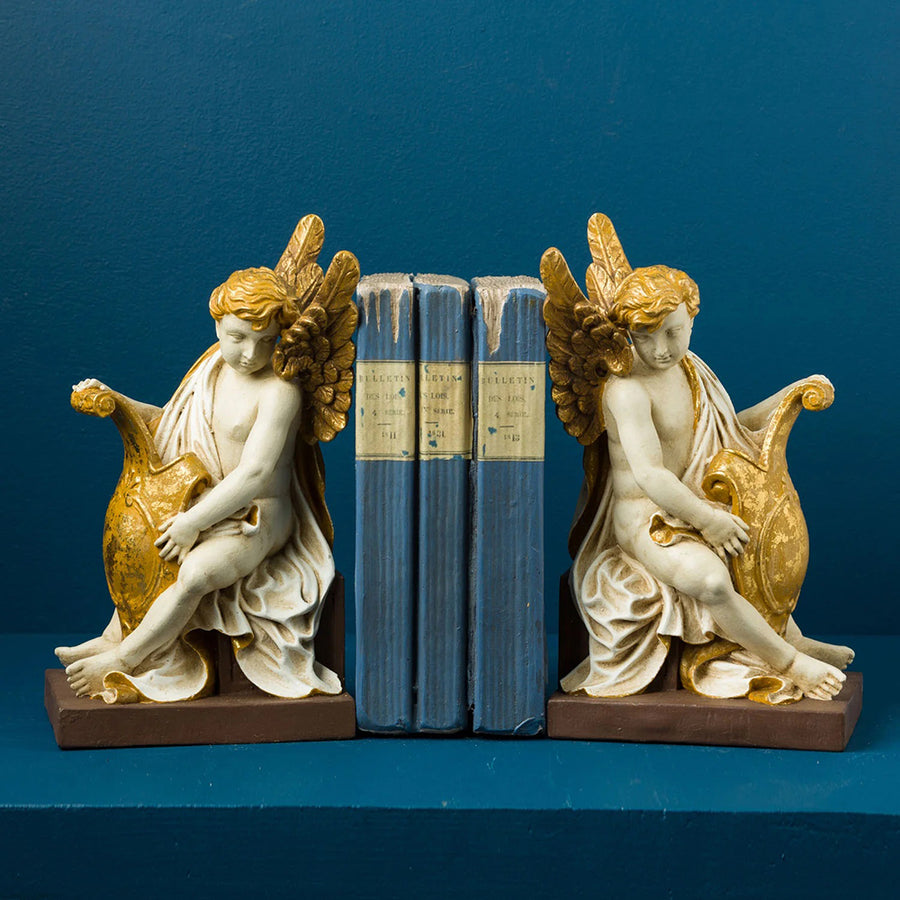 Vintage angyal könyvtámasz szett könyvekkel dekoratív elrendezésben