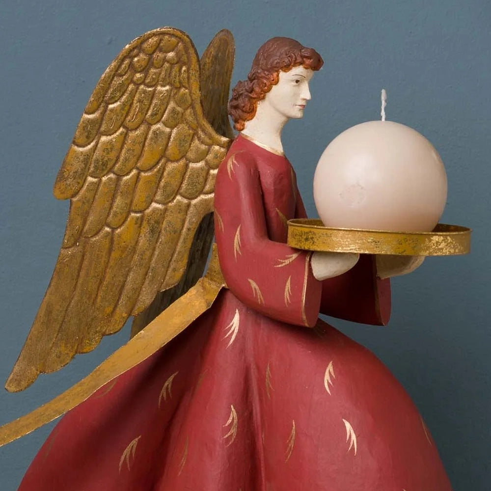 SACRED avignoni angyal gyertyatartó részlet, bordó ruhában, arany tálcával és gyertyával