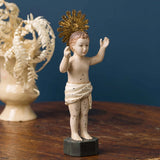 sacred gyermek jézus figura részletfotó arany glóriával