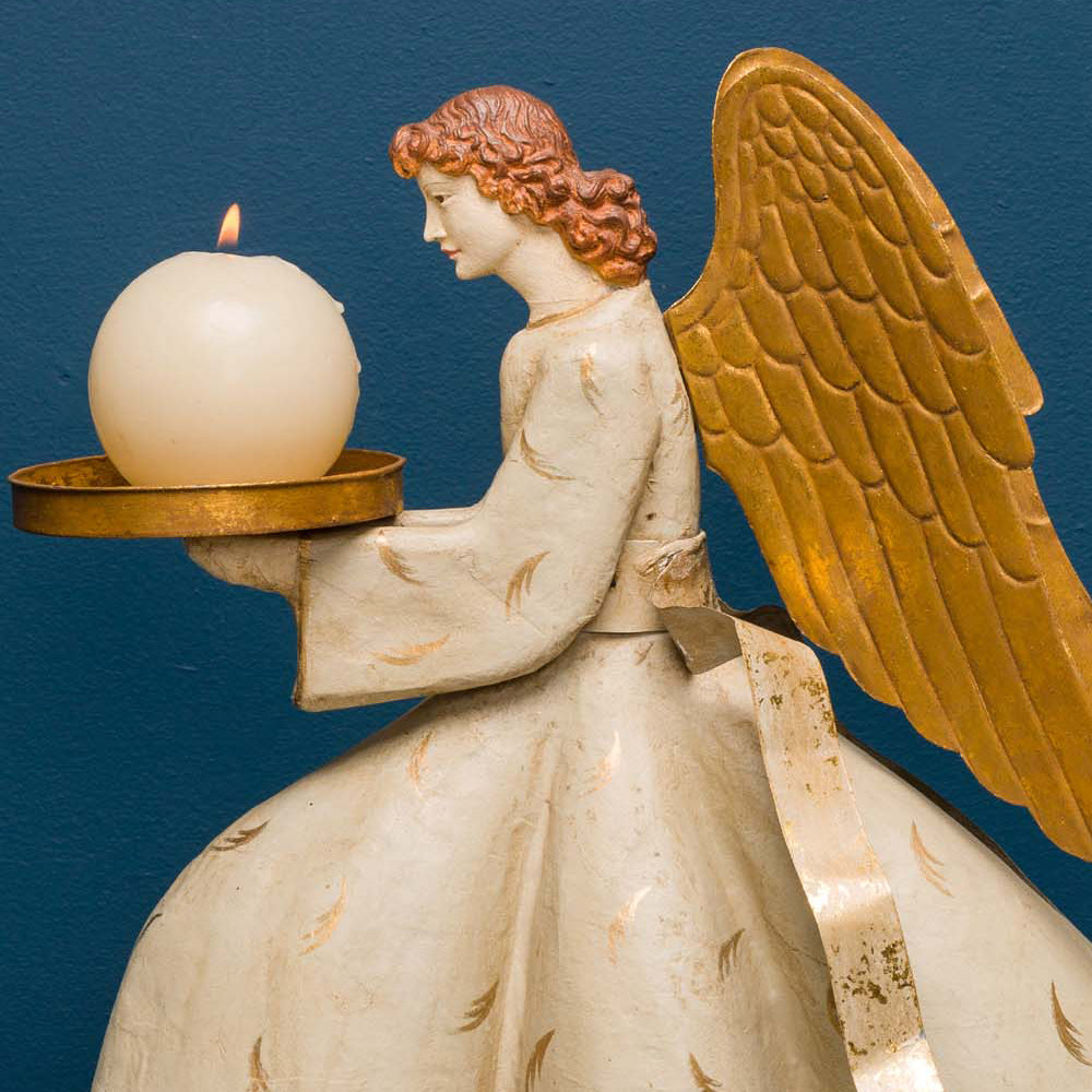 Avignoni stílusú krém angyal figura részletfotó arccal, arany szárnnyal és gyertyatartó tálcával