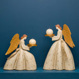 Krém avignoni angyal figura gyertyatartó enyhén elölről fotózva, arany részletekkel