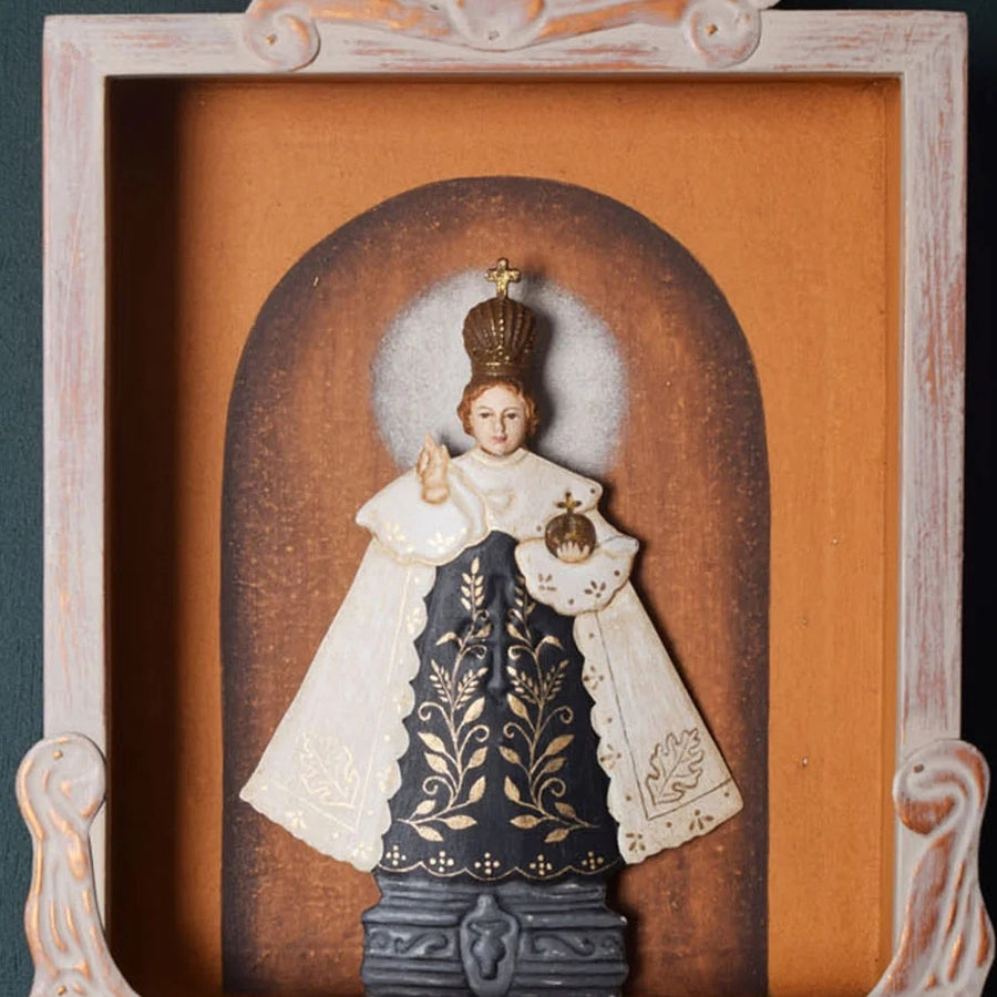 Részletgazdag prágai kis Jézus figura arany díszítéssel közelről