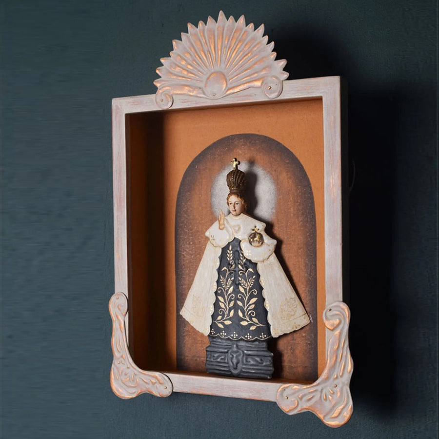 Keretezett vallási dioráma prágai kis Jézussal falra helyezve