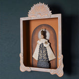 Keretezett vallási dioráma prágai kis Jézussal falra helyezve