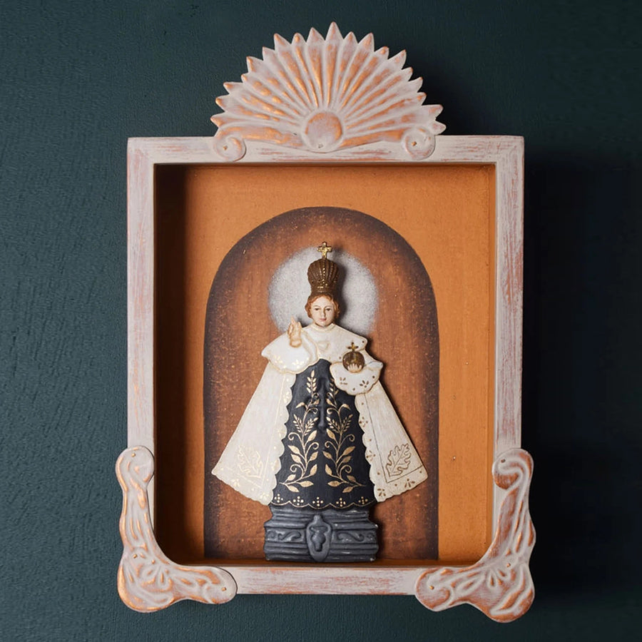 Antik hatású Sacred dioráma meleg tónusú háttérrel enteriőrben